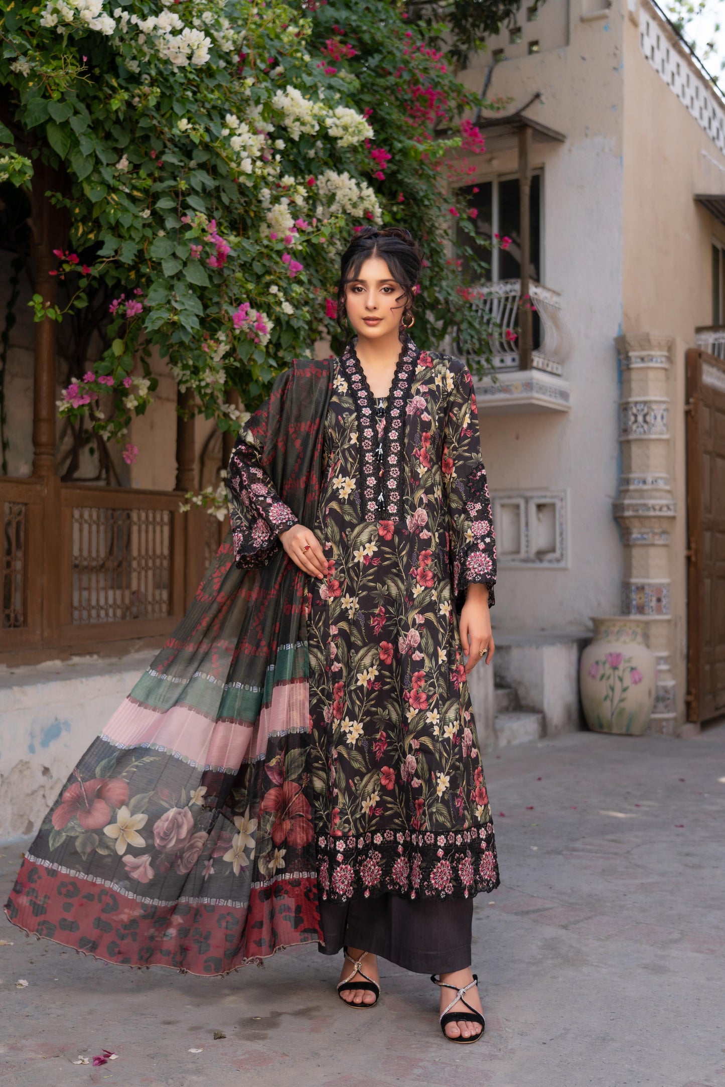 Munira Lawn 02 Black