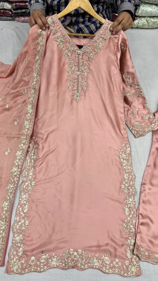 Elegant silk dress with delicate embroidery T Pink