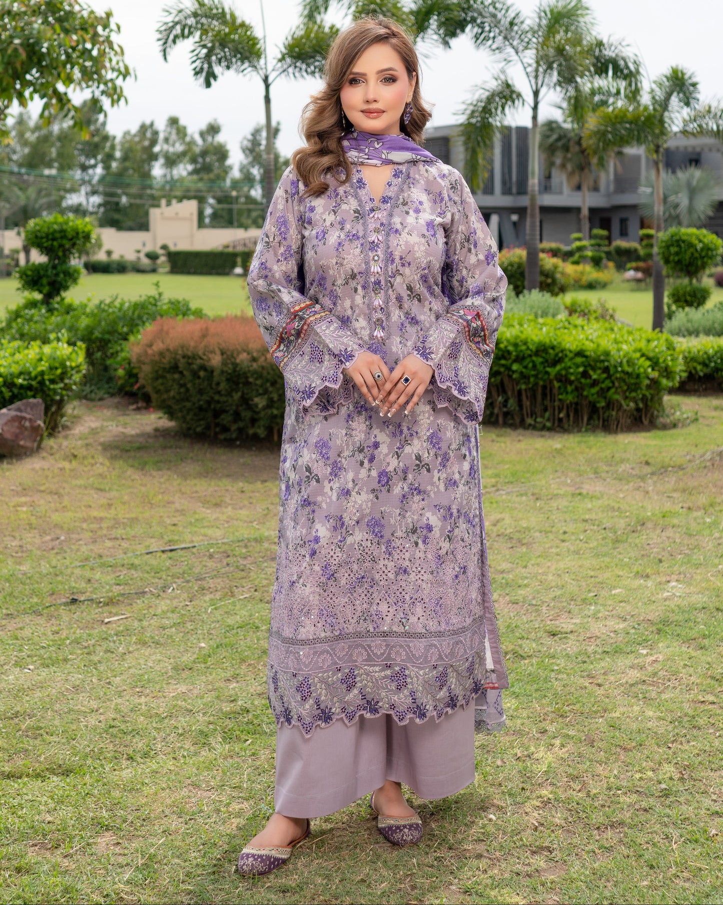 Munira Lawn Leavander