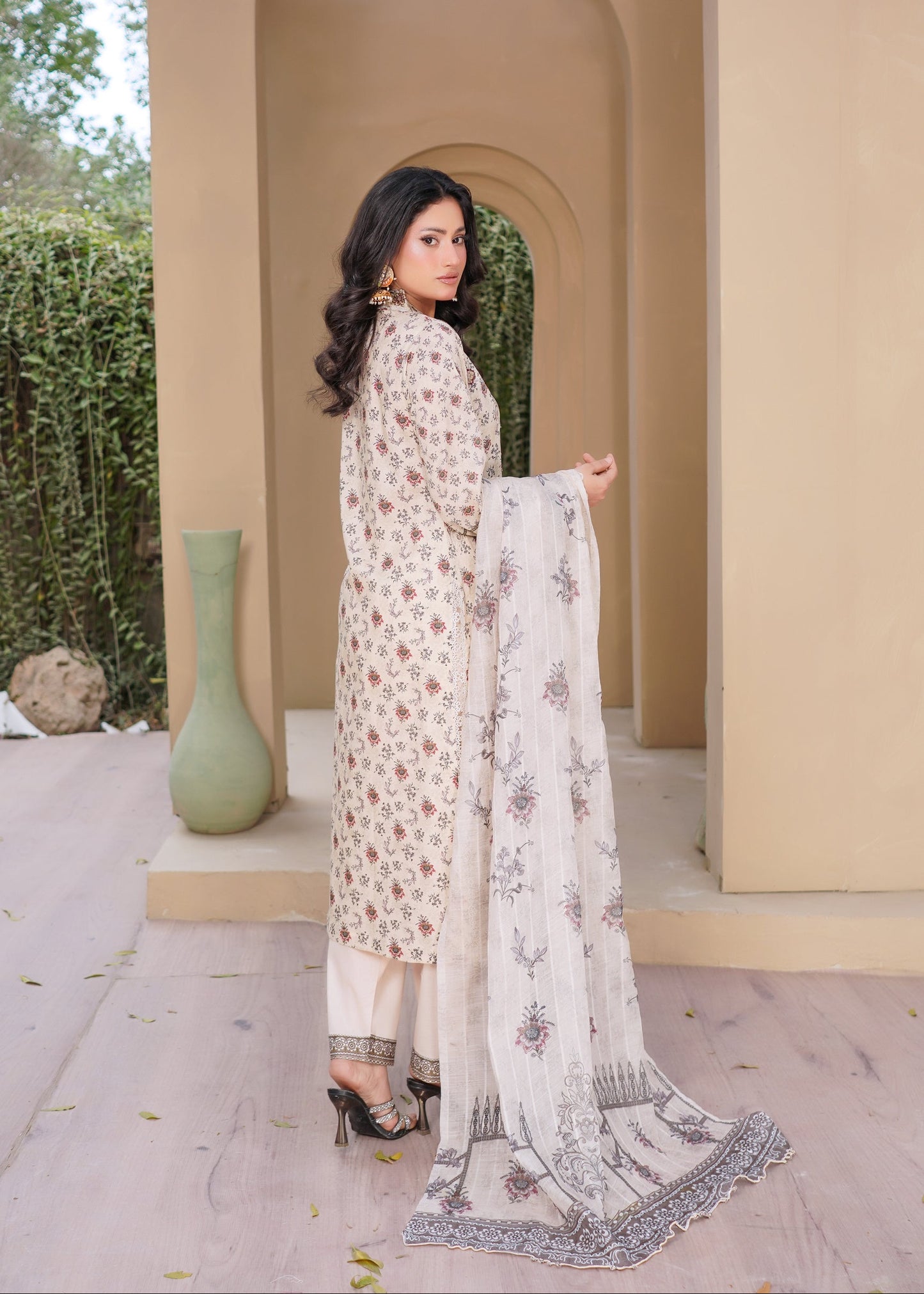 SG2401  Munira Noor vol Lawn Skin