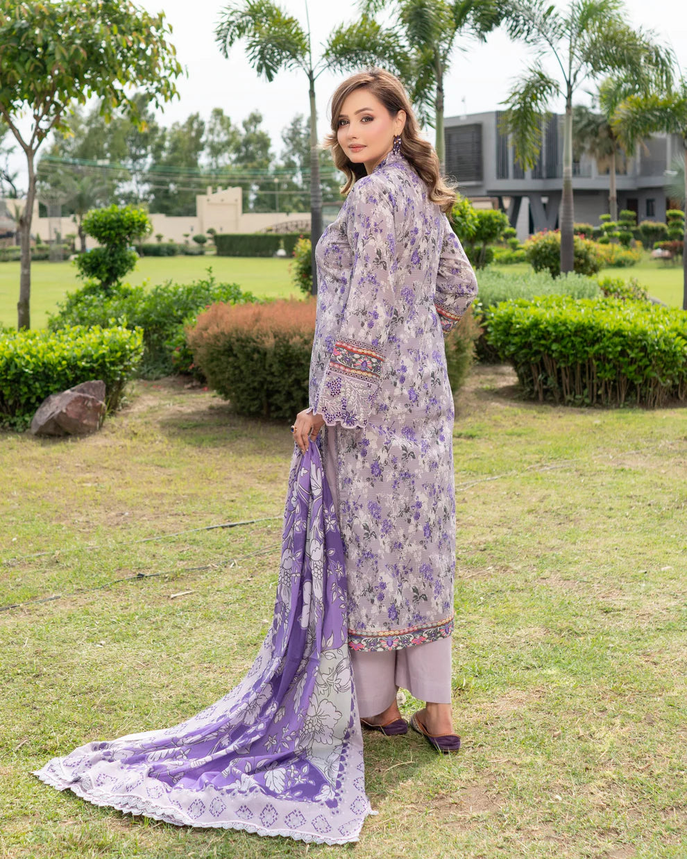 Munira Lawn Leavander