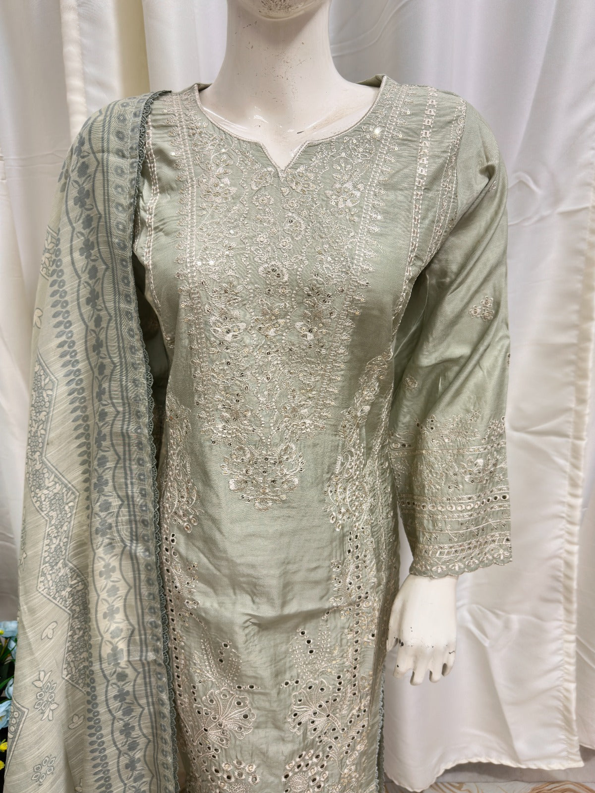 SG2393 Chickan kari Viscose Lvory